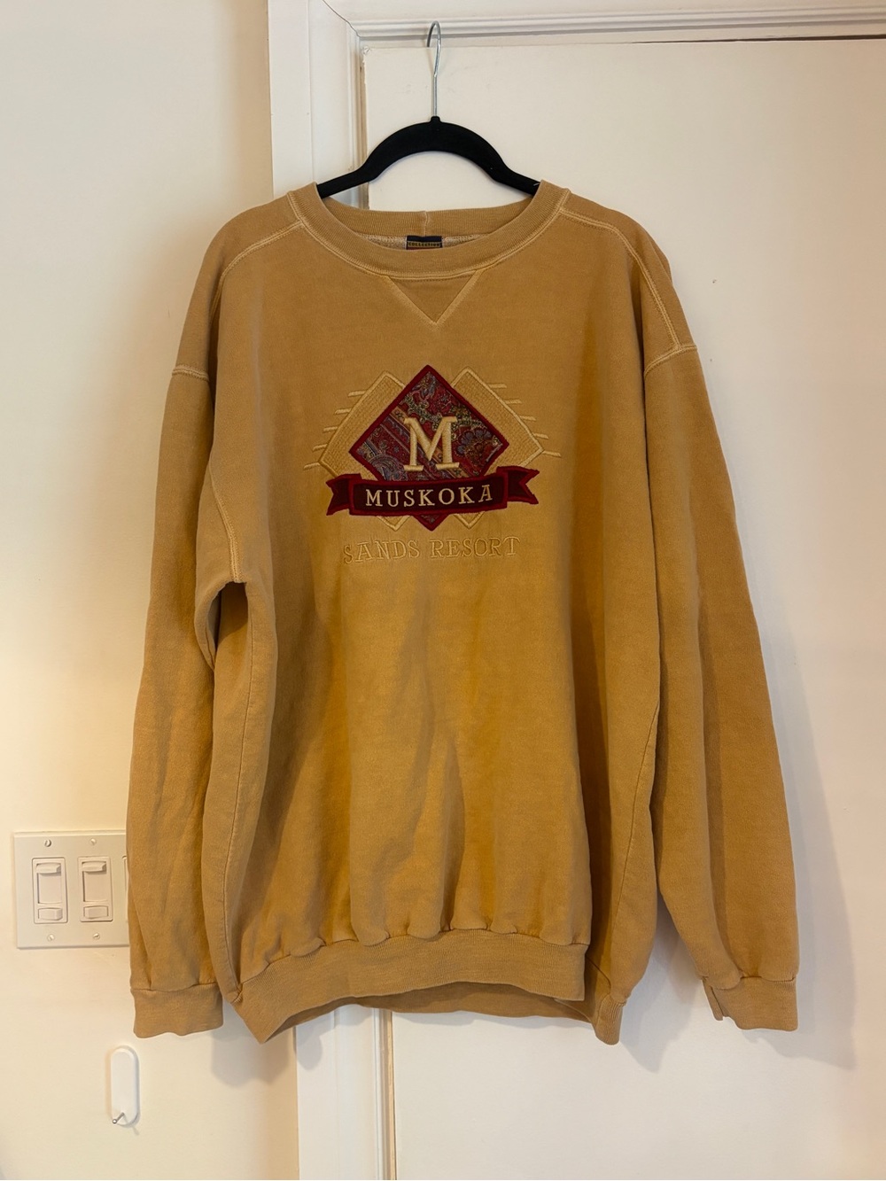Vintage Muskoka Sand Resort Men's Crewneck Sweatshirt - Picture 2 of 12